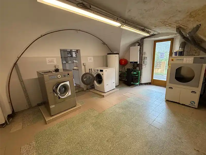 Lingerie et buanderie du chalet annexe du centre de vacances Enfance Populaire de Nice