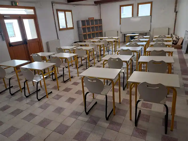 Salle de classe du chalet annexe du centre de vacances Enfance Populaire de Nice