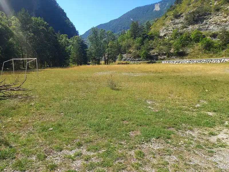 Stade à l'extérieur du centre de vacances Enfance Populaire de Nice