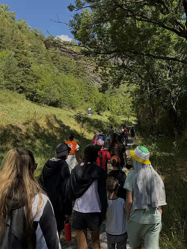 Activité balade en forêt colonie de vacances Enfance Populaire de Nice