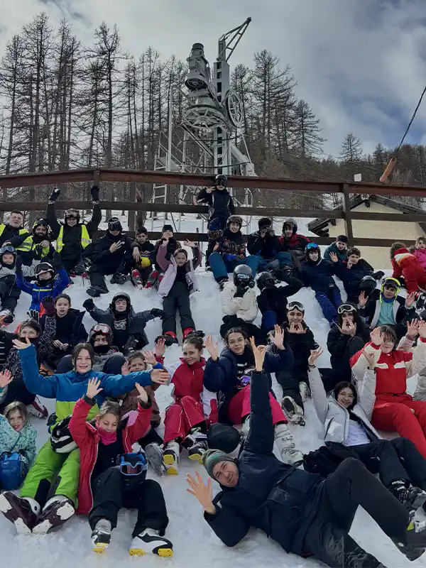 Matériel de ski rangé avant les journées sur les pistes