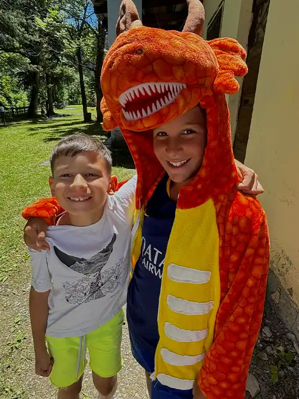 Activité déguisement en colonie de vacances Enfance Populaire de Nice