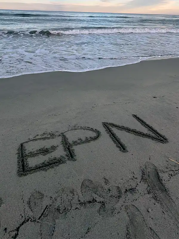 EPN écrit sur le sable pour une activité plage en colonie de vacances Enfance Populaire de Nice