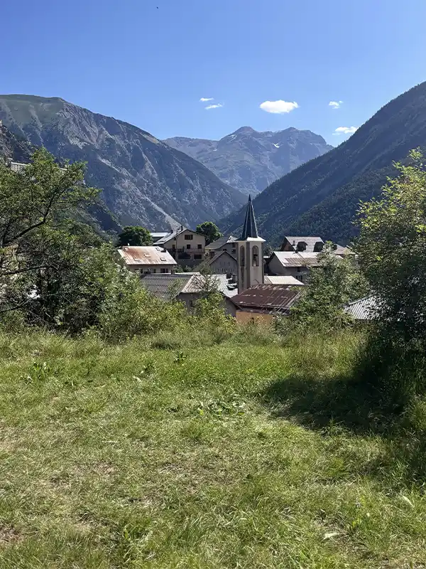 Paysage de moyenne montagne dans la vallée de l'Ubaye