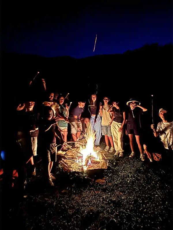Soirée feu de camp en colonie de vacances Enfance Populaire de Nice